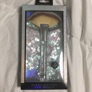 Bebe makeup fan brush (brand new)
